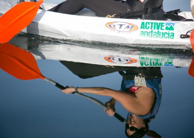 独木舟者倒映在水中